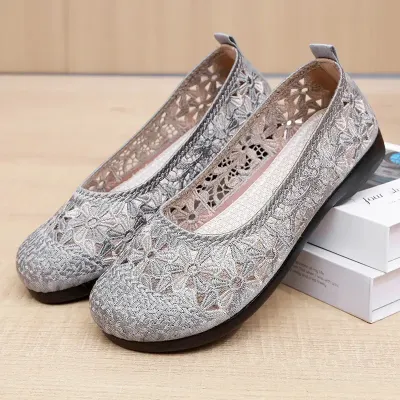 HEAD EMBROIDERED SHOES